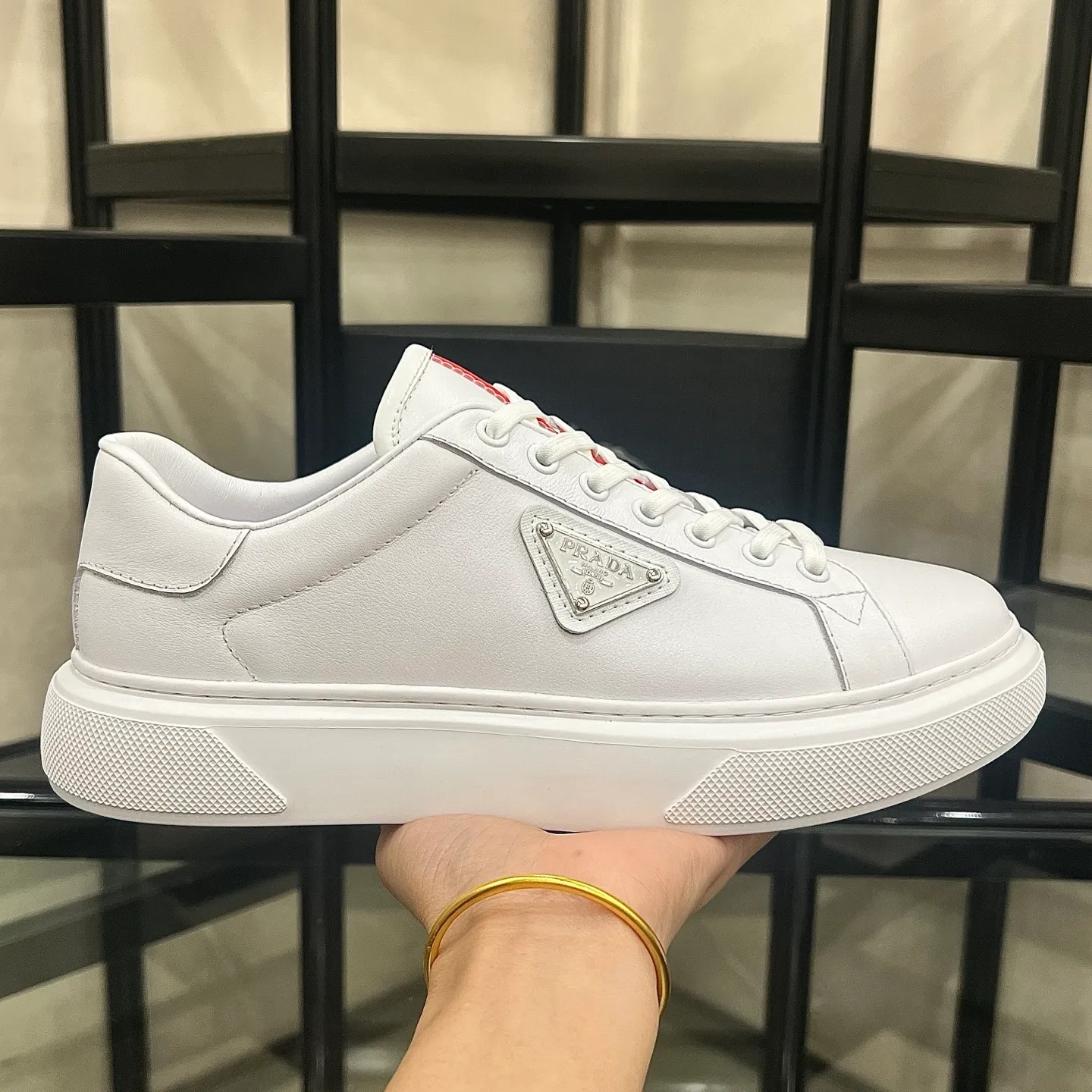 Men's shoes💰440 Prada/Prada Men's new casual shoes, this upper is made of imported calfskin + sheep lining! The outside is decorated with the P family's classic metal triangle enamel logo, and the outsole is made of non-slip sports foam ultra-light outsole, which feels good on the feet and is a fashionable and fashionable item!  Size: 38-44 (45 customized)